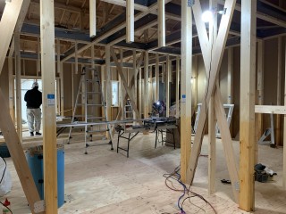 田山建設事務所新築工事・室内窓がついた