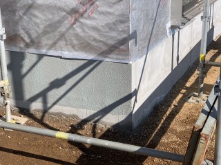 田山建設事務所新築工事・玄関収納の扉