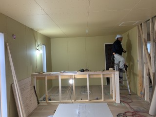 田山建設事務所新築工事・ボードを貼っていました