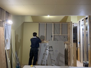 田山建設事務所新築工事・今日もボード貼ってます