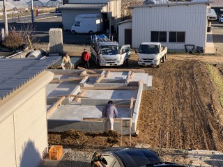 田山建設事務所新築工事・土台敷きから上棟