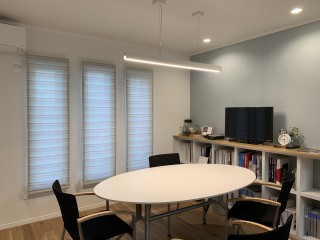 事務所にカーテンがついたよ！