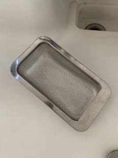 キッチン排水口の水切りかごを掃除するのが苦痛です。