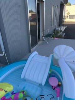 ウッドデッキでプール遊び