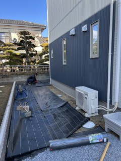 防草シートと砕石敷