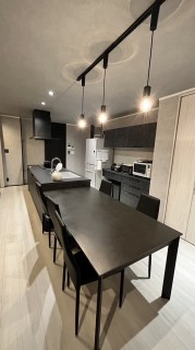 かっこいいキッチンとダイニングテーブルにはこの照明