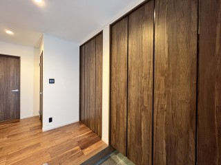 玄関収納の扉・何色なら高級感がある？