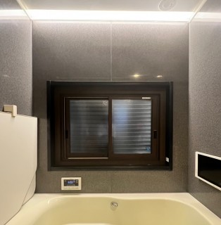 窓リフォーム１日目は浴室