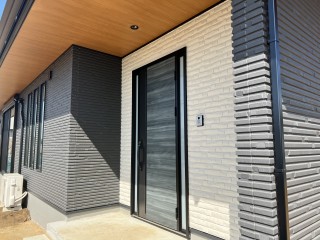 黒い外壁️にオススメの軒天と玄関ドア