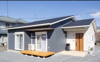 ネイビーの外壁のお家