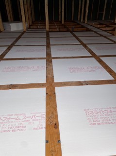 床に断熱材が入ったよ