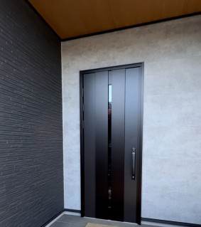 施工例で見る、玄関ドアと外壁の色合わせ