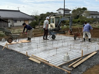 なにやら作り始めたようです