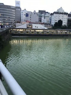 淀む水には芥溜まる