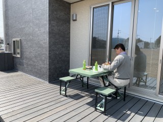 ウッドデッキでランチタイム