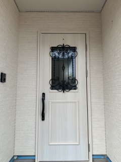 ブログで見学会・アイアン飾りが華やかでエレガントな玄関