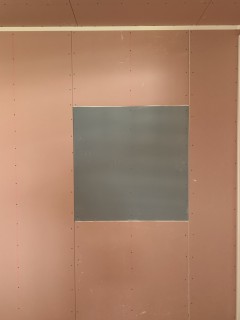 ピンクの中にあるグレーのボードの正体